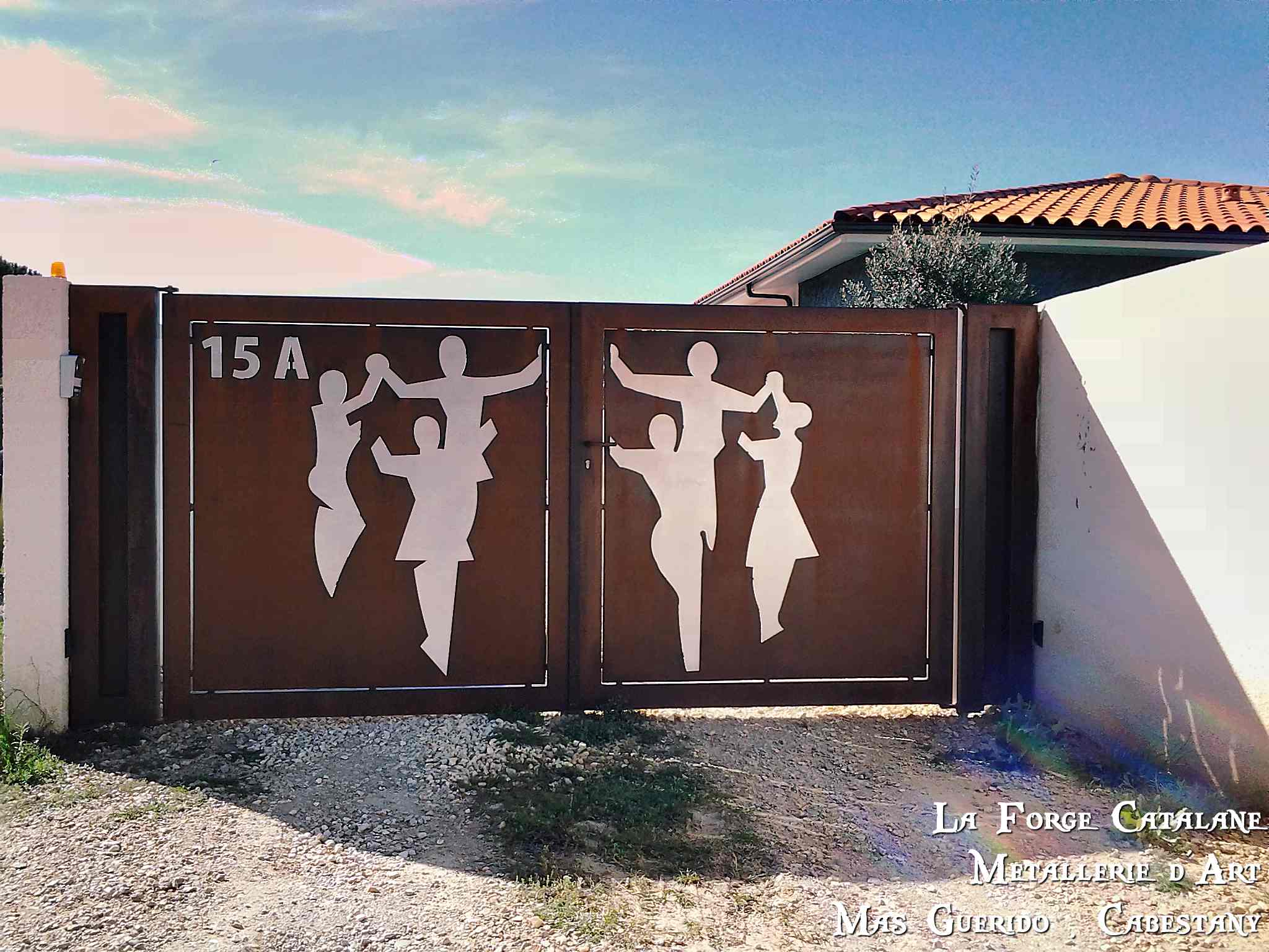 Portail tole 2 vantaux decoupe laser motif personnalise  forge catalane.jpg